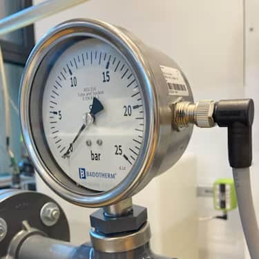 Installed pressure gauge