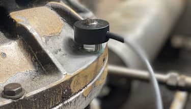 Vibration sensor screwed onto the adapter for chemical bonding