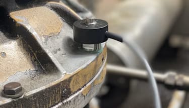 Vibration sensor screwed onto the adapter for chemical bonding
